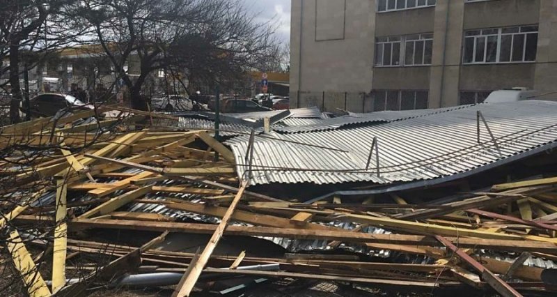 КРЫМ. Спасатели ликвидировали последствия обрушения крыши в Симферополе