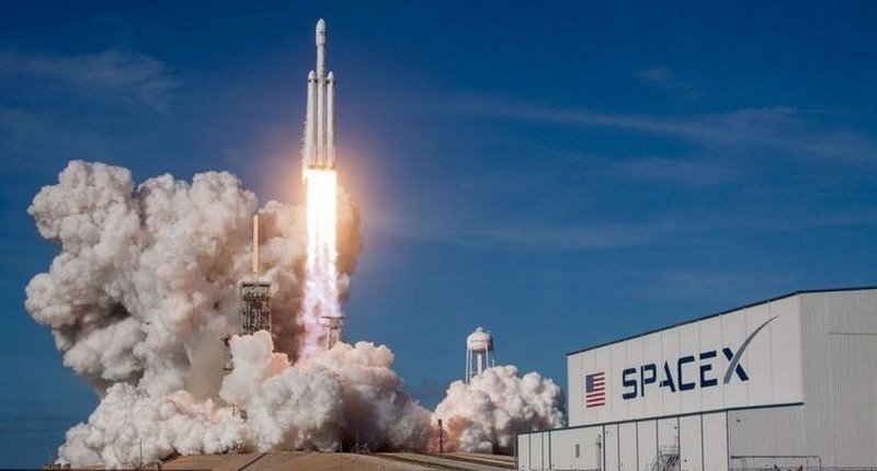 SpaceX планируют отправить первых туристов в космос в конце 2021 года