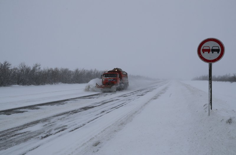 ВОЛГОГРАД. На автодорогах Волгоградской области устраняют последствия снегопада