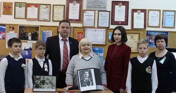 ВОЛГОГРАД. В Волгоградской школе открыли «Парту Героя» в память о выпускниках 1941 года