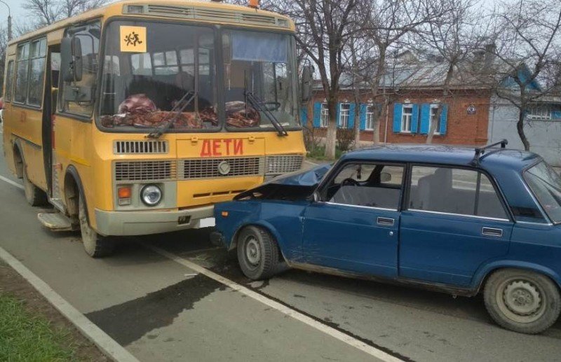 АДЫГЕЯ. Полиция Майкопа устанавливает обстоятельства ДТП с участием Жигулей и школьного автобуса