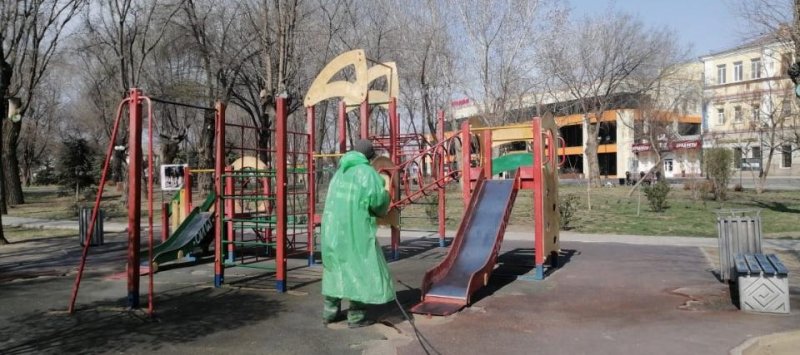 АСТРАХАНЬ. В Астрахани дезинфицируют скверы, площади и детские площадки