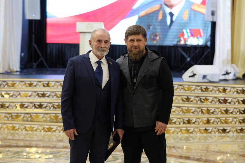 ЧЕЧНЯ. Р. Кадыров поздравил А. Аслаханова с днем рождения