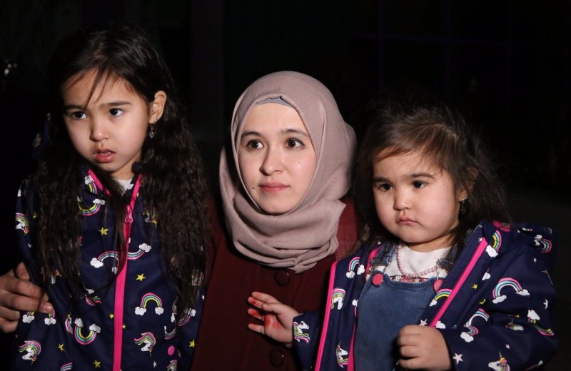 ЧЕЧНЯ. В Грозный из Сирии доставили мать с двумя детьми
