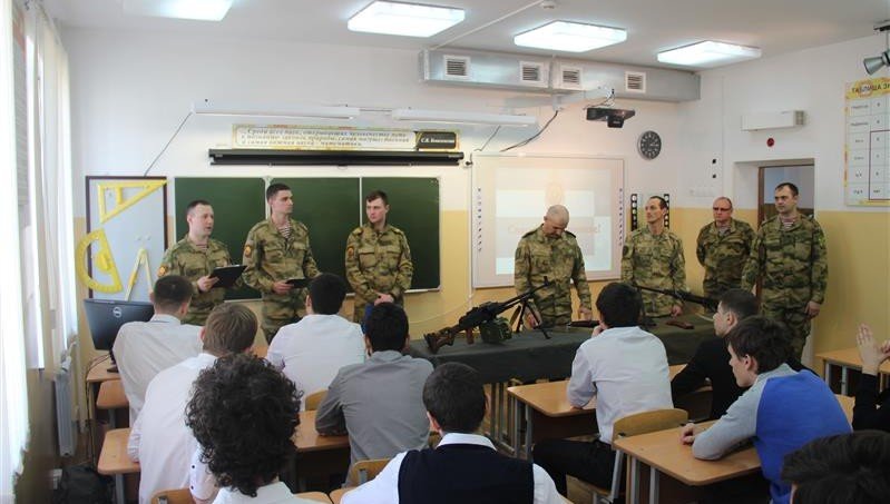 ЧЕЧНЯ. Военнослужащие и курсанты Росгвардии посетили ведомственную школу в Грозном