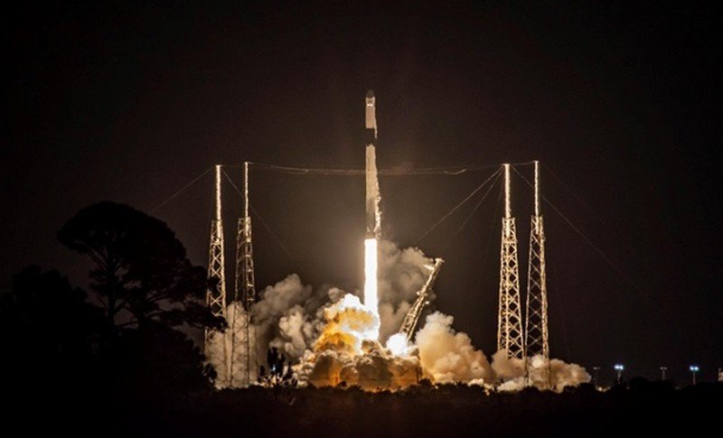 Falcon 9 отправила Cargo Dragon на орбиту