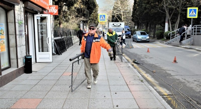 КРЫМ. В Ялте завершается монтаж пешеходных ограждений