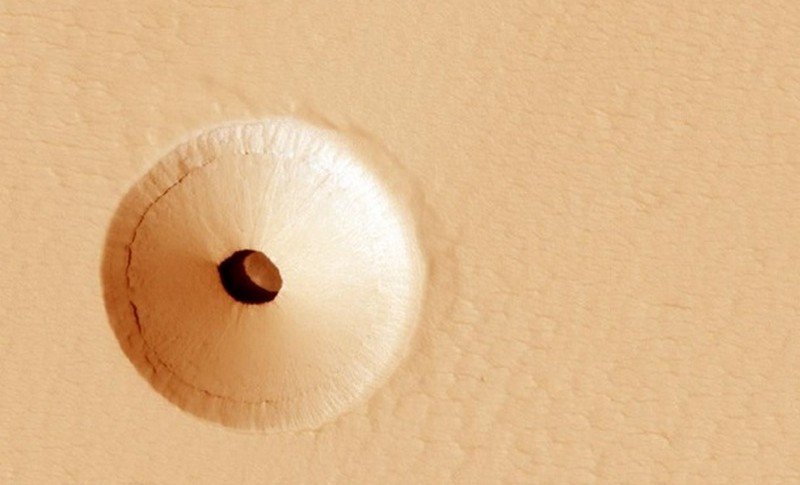 NASA обнаружили на Марсе загадочное отверстие