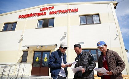 Россиян призвали полюбить заменяющих их мигрантов