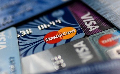 Россиянам стали реже выдавать кредитки