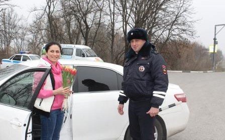 С. ОСЕТИЯ. Цветы для прекрасных дам за рулем – такую акцию провели сотрудники Госавтоинспекции Северной Осетии