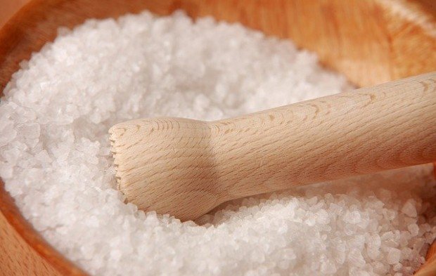 8 лайфхаков с солью помогут облегчить быт