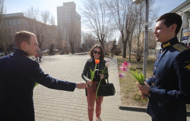 ВОЛГОГРАД. Военные лётчики поздравили жительниц Волгограда с 8 Марта