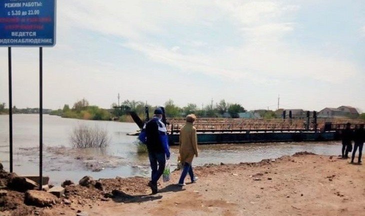 АСТРАХАНЬ. Понтон через реку Царев в Астрахани уплыл