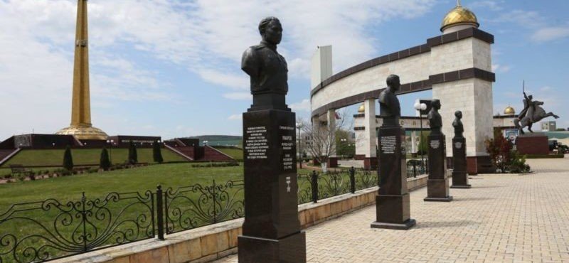 ЧЕЧНЯ. В Мемориальном комплексе Аллея Славы на 75-летие победы в ВОВ установили 5 памятников Героям