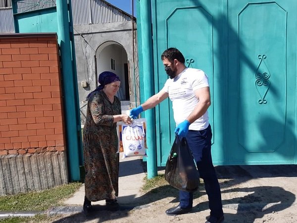 ЧЕЧНЯ. Волонтеры передали продукты питания семьям медиков и педагогов республики
