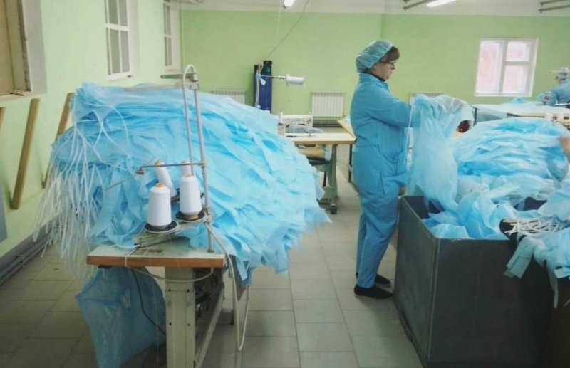 КРАСНОДАР. До 5 тысяч комплектов в сутки увеличили производство одноразовой одежды на Кубани