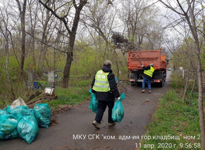 РОСТОВ. На территории городских кладбищ проведен субботник