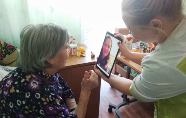 ВОЛГОГРАД. В Волгограде волонтеры дарят пожилым людям видеооткрытки