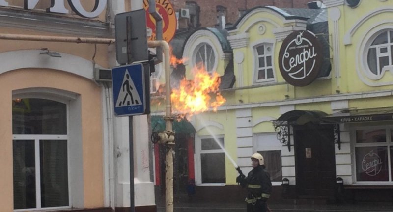 АСТРАХАНЬ. В центре Астрахани у ресторана загорелась газовая труба