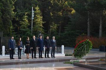 АЗЕРБАЙДЖАН. Ильхам Алиев и Мехрибан Алиева посетили могилу общенационального лидера Азербайджана Гейдара Алиева