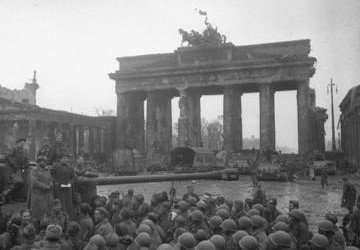АЗЕРБАЙДЖАН. Исполнилось 75 лет со дня водружения Знамени Победы над Бранденбургскими воротами