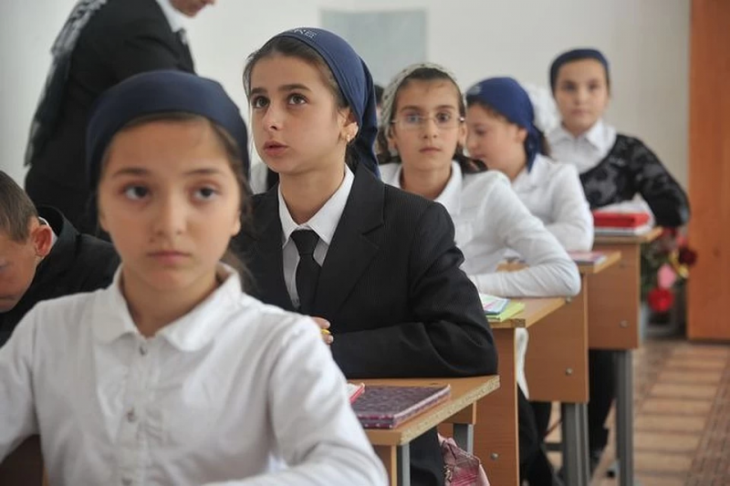 ЧЕЧНЯ. Как одеваются чеченские школьники и школьницы?