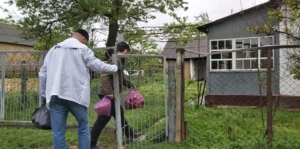 ЧЕЧНЯ. Жители из группы риска заражения коронавирусом получили продукты и медицинские маски от волонтерского центра