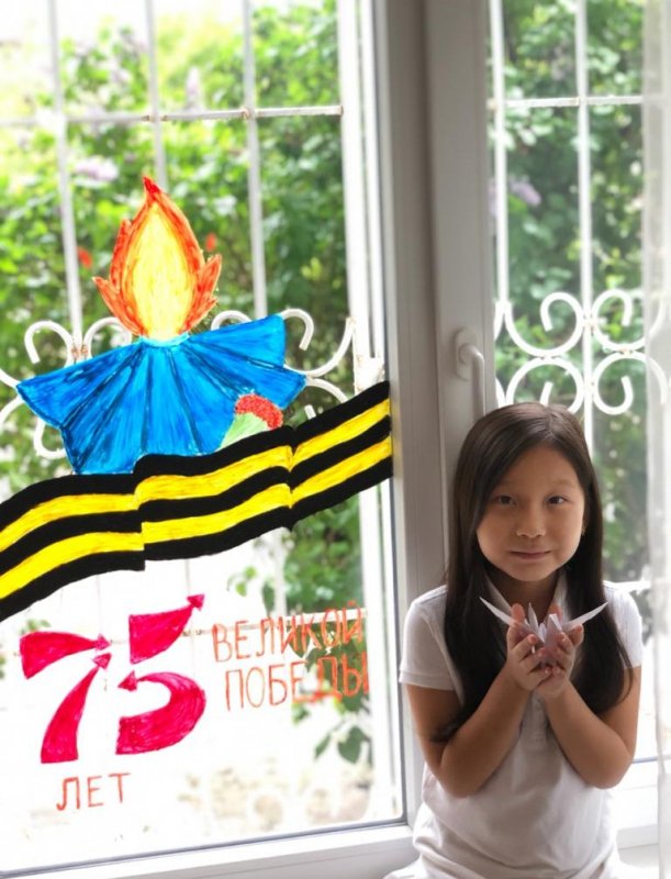 КАЛМЫКИЯ. Дети прокурорских работников украсили окна праздничной символикой в рамках Всероссийского проекта «Мирные окна»