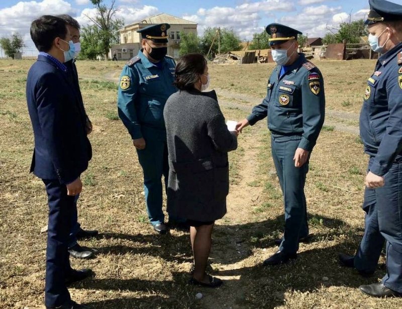 КАЛМЫКИЯ. Руководство МЧС Калмыкии посетило пострадавшие после сильного ветра районы.