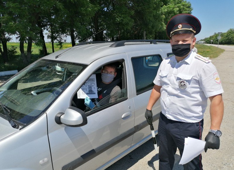 КБР. В ходе рейда в Прохладненском районе госавтоинспекторы напомнили водителям о преимуществе регистрации на портале госуслуг