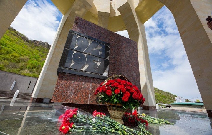 КЧР. Глава Карачаево-Черкесии возложил цветы к Мемориалу памяти жертвам репрессий карачаевского народа