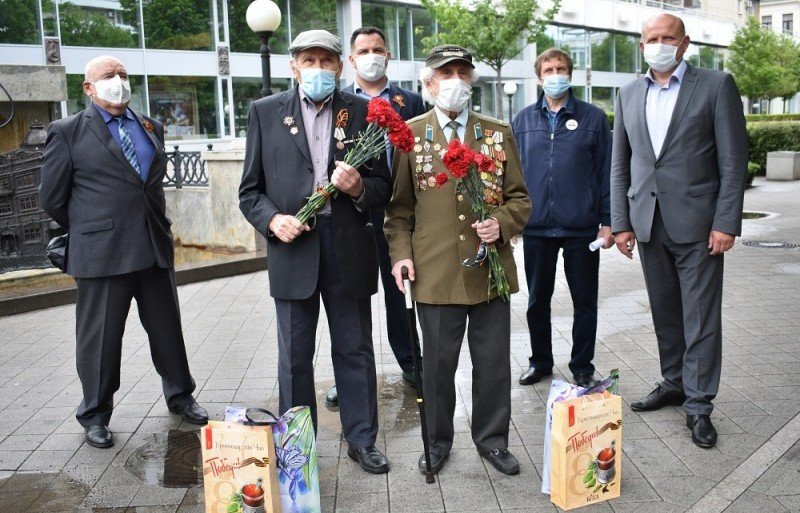 КРАСНОДАР. В Краснодаре общественники и артисты посещают ветеранов с подарками и песнями