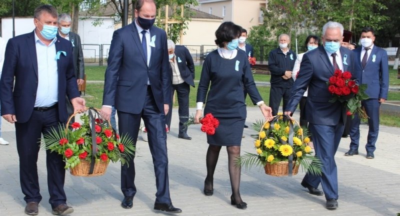 КРЫМ. Владислав Хаджиев и Михаил Слободяник возложили цветы к памятному знаку жертвам депортации