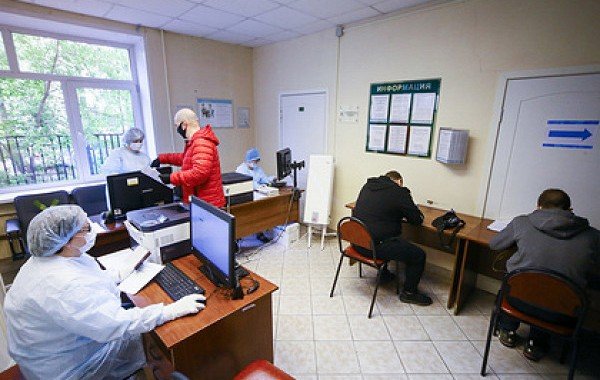 Пятый день подряд в России выявили менее 10 тысяч случаев заражения COVID-19
