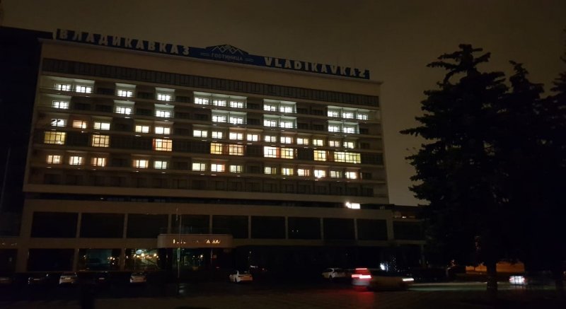 С. ОСЕТИЯ. «Бузныг»: окна гостиницы «Владикавказ» зажглись в поддержку медиков