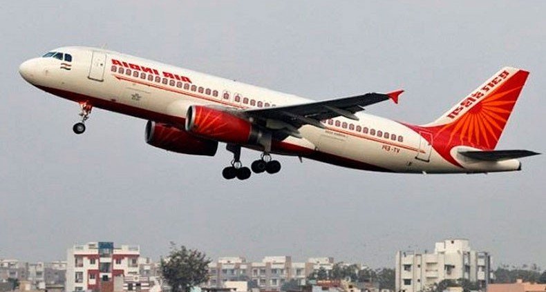 СМИ: летевший в Москву из Индии самолет вернулся из-за обнаружения коронавируса у пилота