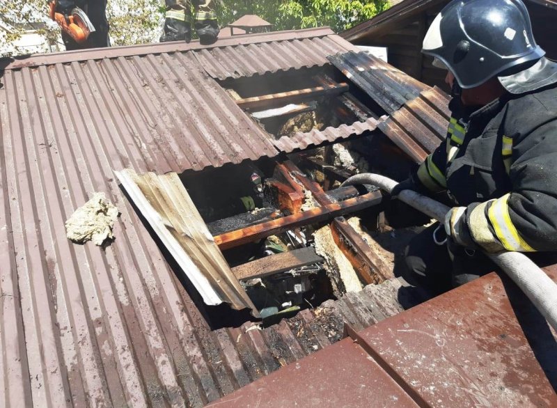 СТАВРОПОЛЬЕ. В центре Ставрополя загорелась кровля ресторана