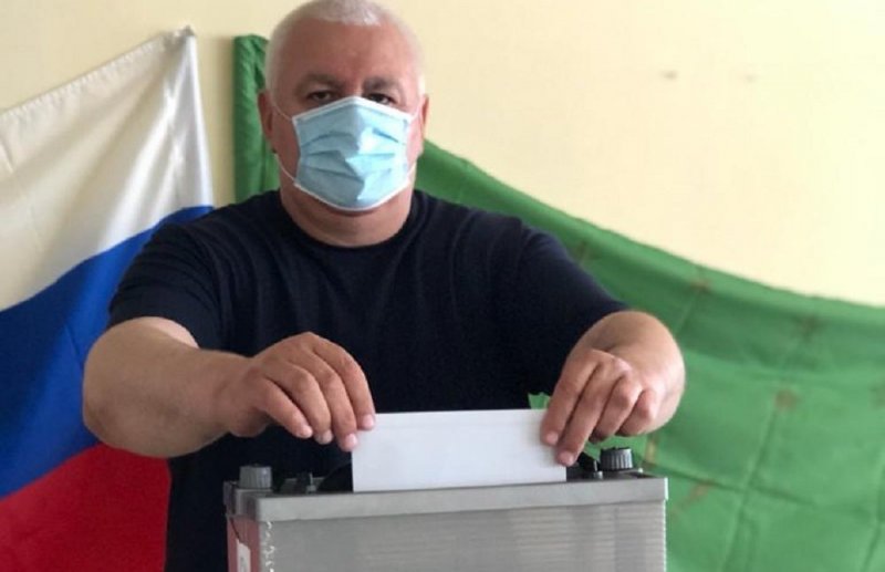 АДЫГЕЯ. Депутат Госдумы Мурат Хасанов проголосовал на участке в Майкопе