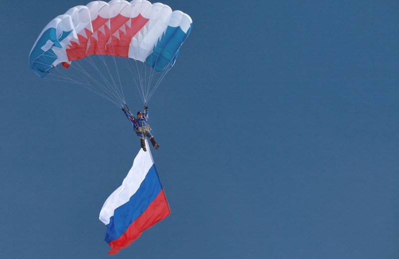 АДЫГЕЯ. В День России в небе над Майкоп пролетел параплан с флагом страны