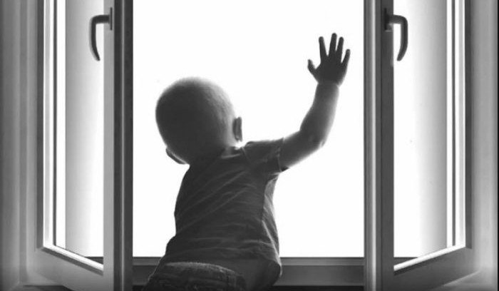 АСТРАХАНЬ. В Астрахани двухлетний ребенок выпал из окна