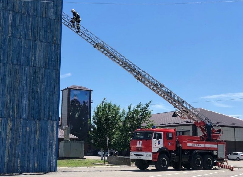 ЧЕЧНЯ. Грозненские пожарные провели тренировку по спасению людей из многоэтажных зданий