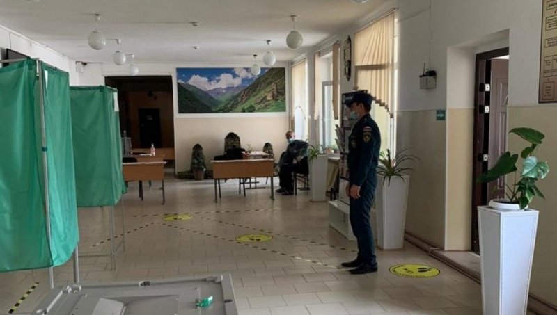 ЧЕЧНЯ. Сотрудники МЧС дежурят на участках для голосования в Чеченской Республике