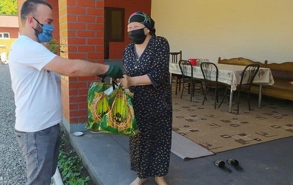 ЧЕЧНЯ. Волонтеры доставляют продуктовую помощь и организовывают субботники в районах республики