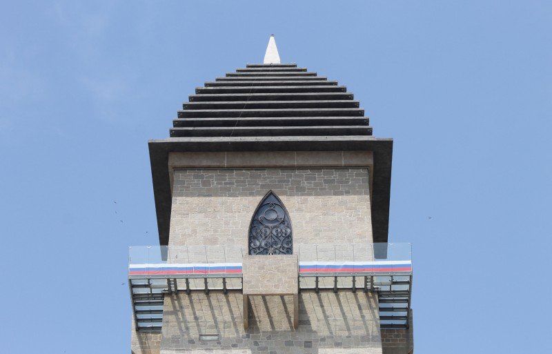 ИНГУШЕТИЯ. Ингушские активисты ОНФ украсили российскими флагами главный символ Магаса – стометровую башню Согласия
