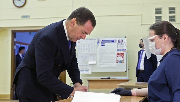 КЧР. Дмитрий Медведев: Поправки к Конституции повысят трудовые и социальные права россиян