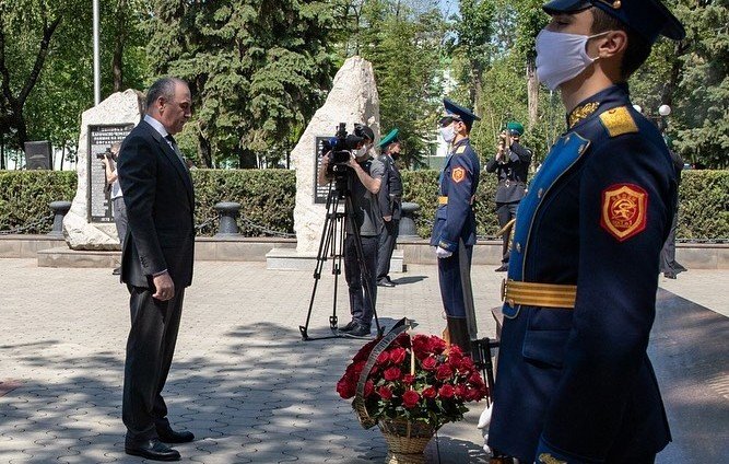 КЧР. Глава Карачаево-Черкесии Рашид Темрезов возложил цветы к Вечному огню