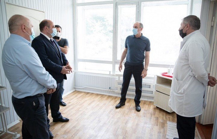 КЧР. Рашид Темрезов посетил Усть-Джегутинскую больницу, где откроется резервный госпиталь для лечения больных коронавирусной инфекцией на 110 мест