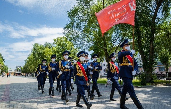 КЧР. В честь первого парада Победы в Москве Глава региона и руководители общественных организаций приняли участие в памятном митинге у Мемориала Вечного огня