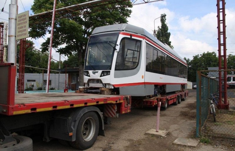 КРАСНОДАР. В Краснодар прибыли первые два новых трамвая